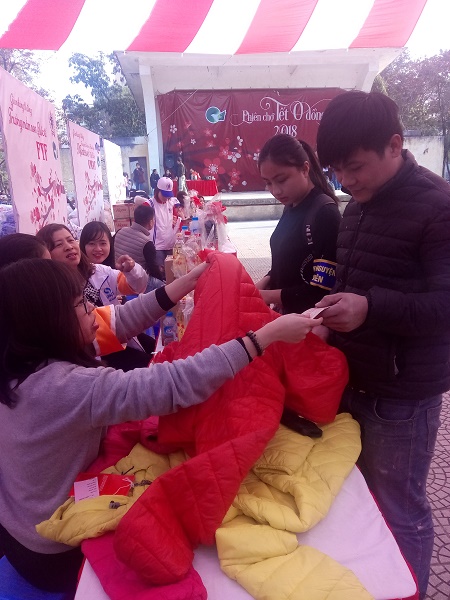 Ấm lòng các bệnh nhân nghèo, người vô gia cư tại phiên chợ Tết 0 đồng Khách hàng đến với phiên chợ này dường như đều có những lựa chọn cho riêng mình những món quà họ thực sự đang rất cần. Trong đó chủ yếu vẫn là chăn, gạo, quần áo ấm và các mặt hàng 13Win OKVIP Cá cược bóng đá.