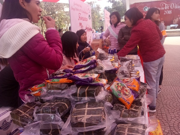Kh&aacute;ch h&agrave;ng đến với phi&ecirc;n chợ n&agrave;y dường như đều c&oacute; những lựa chọn cho ri&ecirc;ng m&igrave;nh những m&oacute;n qu&agrave; họ thực sự đang rất cần. Trong đ&oacute; chủ yếu vẫn l&agrave; chăn, gạo, quần &aacute;o ấm v&agrave; c&aacute;c mặt h&agrave;ng 13Win OKVIP Cá cược bóng đá.