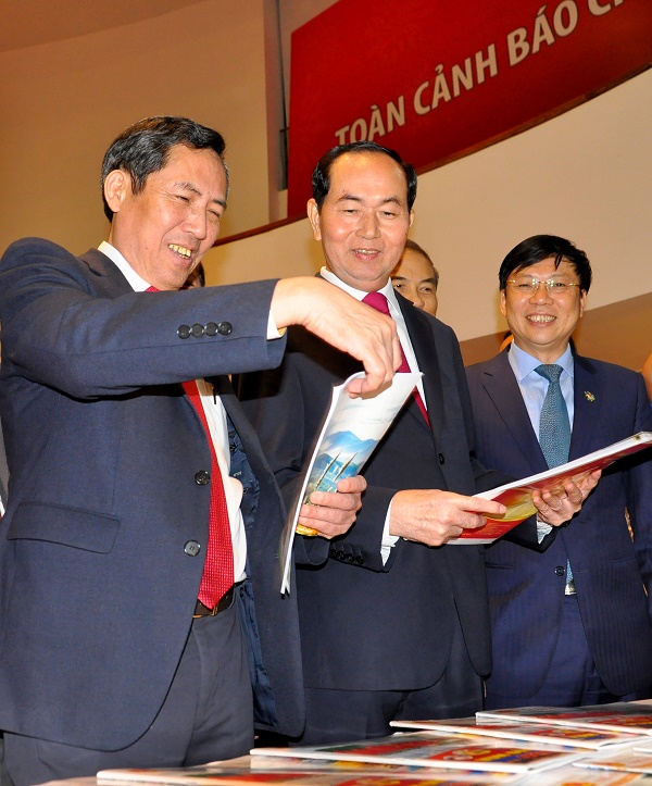 Chủ tịch nước Trần Đại Quang c&ugrave;ng l&atilde;nh đạo Hội Nh&agrave; b&aacute;o tham quan c&aacute;c gian trưng b&agrave;y tại Hội b&aacute;o.
