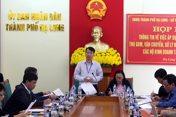 Đại diện UBND TP Hạ Long th&ocirc;ng tin tới c&aacute;c cơ quan b&aacute;o ch&iacute;