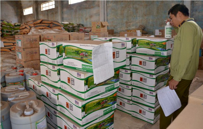 Lực lượng chức năng phối hợp kiểm tra kho h&agrave;ng tại C&ocirc;ng ty Thuận Phong.