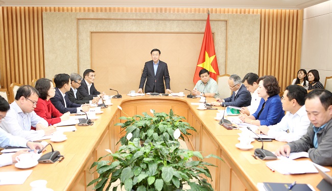 Ph&oacute; Thủ tướng Vương Đ&igrave;nh Huệ ph&aacute;t biểu tại buổi l&agrave;m việc.