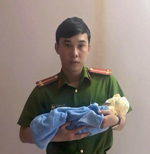 Quảng Ninh: T&igrave;m thấy b&eacute; g&aacute;i 1 tuần tuổi chưa dứt d&acirc;y rốn bị bỏ rơi b&ecirc;n đập nước