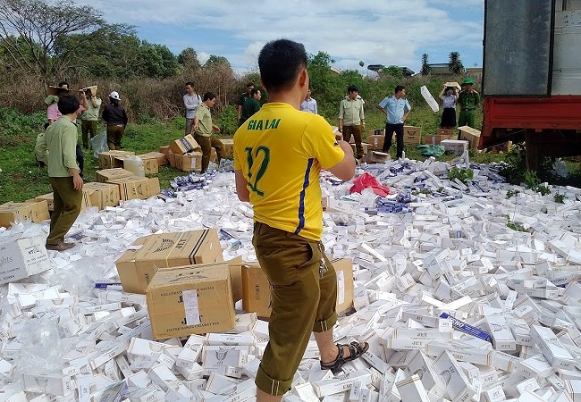 Gia Lai: Lực lượng chức năng ti&ecirc;u hủy gần 8 vạn g&oacute;i thuốc l&aacute; nhập lậu