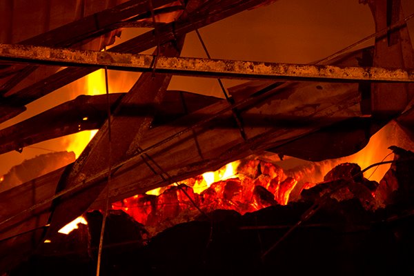 Vụ ch&aacute;y ở KCN Hải Y&ecirc;n, Quảng Ninh: Lửa b&ugrave;ng ph&aacute;t khiến xưởng sợi tiếp tục ch&aacute;y trong đ&ecirc;m