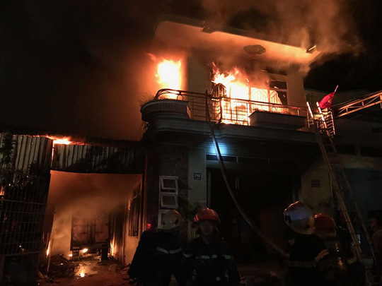 Lại ch&aacute;y: Một kho h&agrave;ng điện m&aacute;y ở Ninh Thuận bốc ch&aacute;y khiến nhiều t&agrave;i sản bị thi&ecirc;u rụi