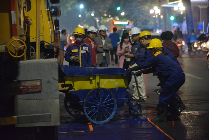 ha-noi-cung-cong-nhan-moi-truong-nao-vet-ho-hoan-kiem-xuyen-dem
