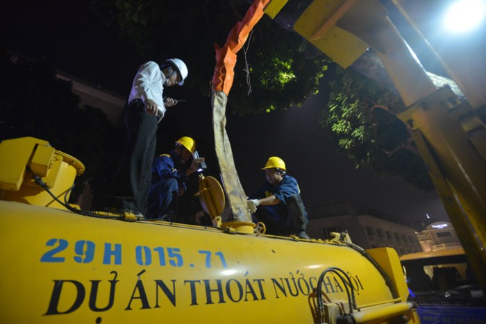 ha-noi-cung-cong-nhan-moi-truong-nao-vet-ho-hoan-kiem-xuyen-dem