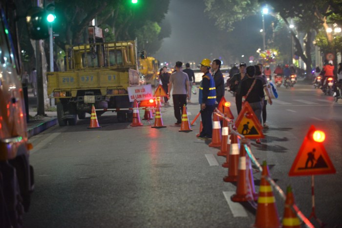 ha-noi-cung-cong-nhan-moi-truong-nao-vet-ho-hoan-kiem-xuyen-dem