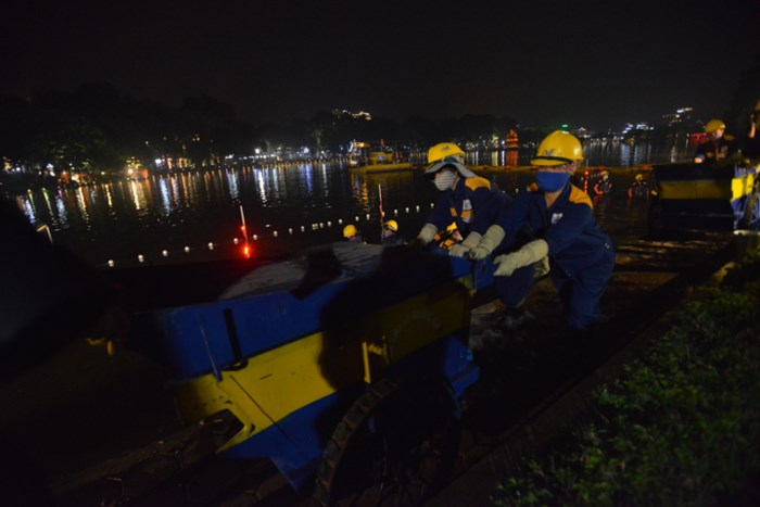 ha-noi-cung-cong-nhan-moi-truong-nao-vet-ho-hoan-kiem-xuyen-dem