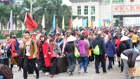 hang-nghin-luot-khach-du-lich-trung-quoc-tour-0-dong-nhap-canh-cua-khau-mong-cai-tac-nghen