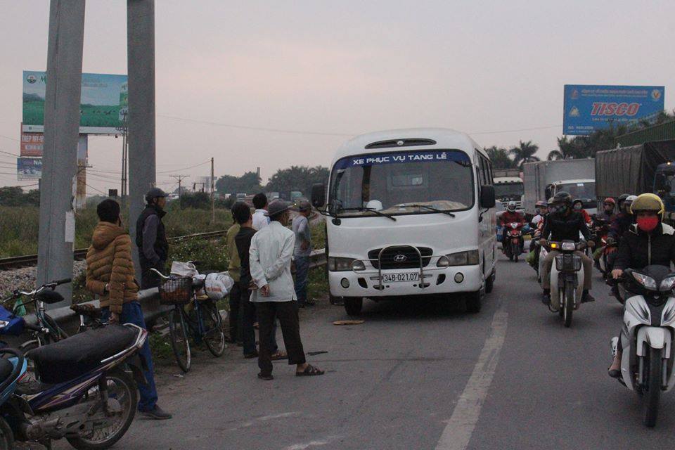 bang-qua-duong-sat-khong-quan-sat-mot-nguoi-bi-tau-dam-tu-vong