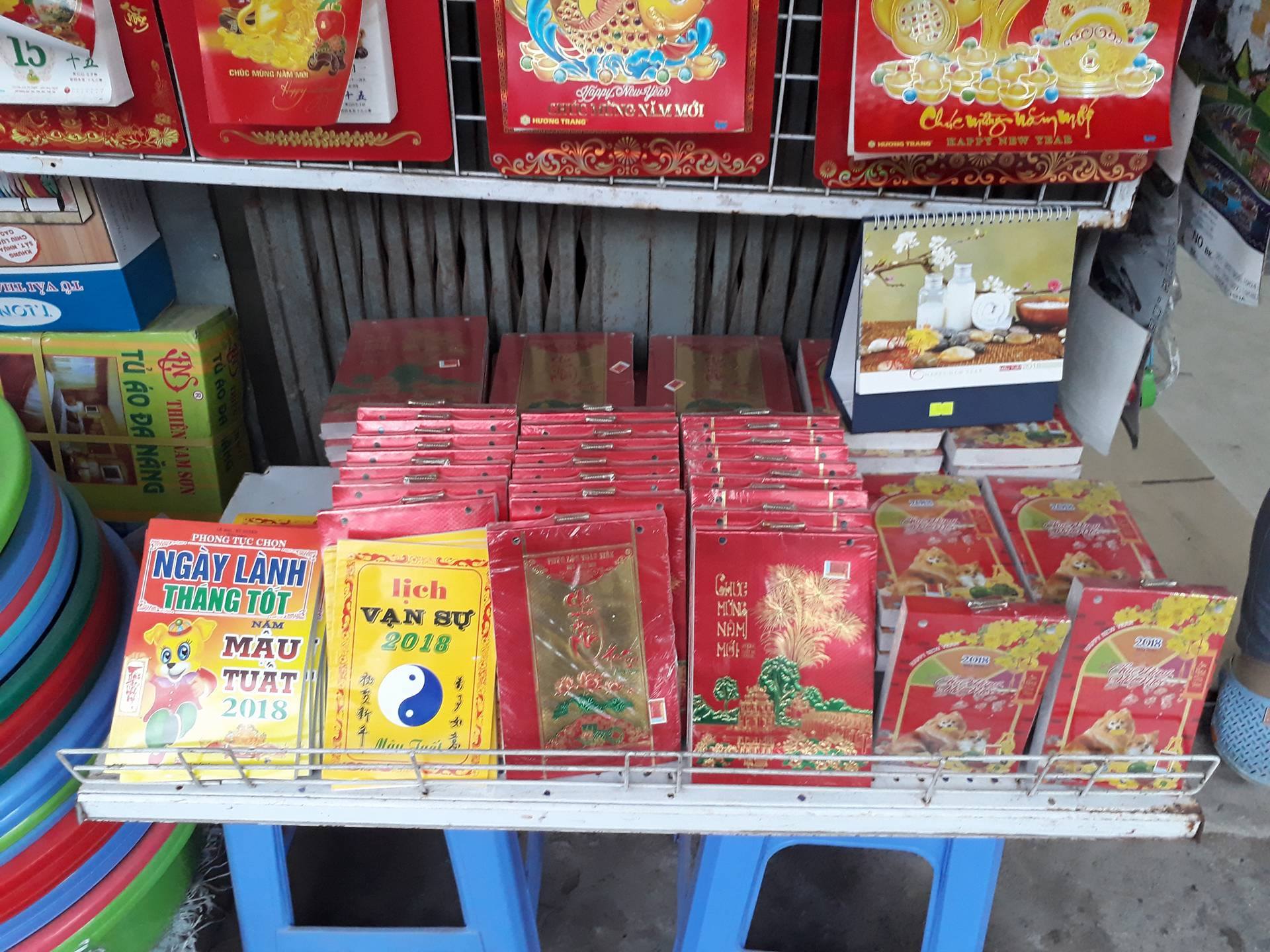 thi-truong-blog-lich-tet-mau-ma-da-dang-gia-ca-hop-ly-ron-rang-mua-sam-dip-cuoi-nam