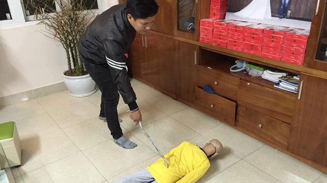 vu-be-trai-10-tuoi-bi-bo-de-va-me-ke-bao-hanh-vi-sao-me-de-khong-he-biet