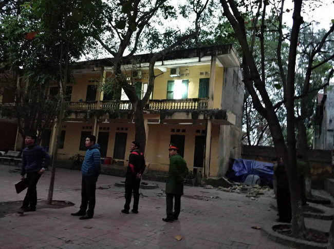 bac-ninh-sap-lan-can-truong-hoc-nhieu-hoc-sinh-bi-roi-xuong-tu-tang-2