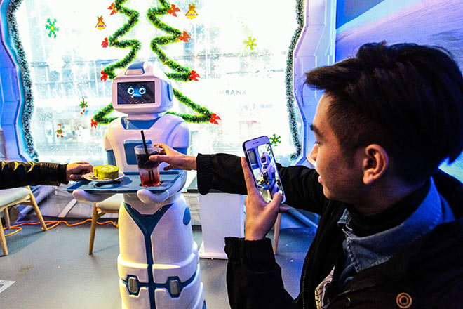 soc-voi-robot-boi-ban-dau-tien-cua-viet-nam-xuat-hien-o-ha-noi