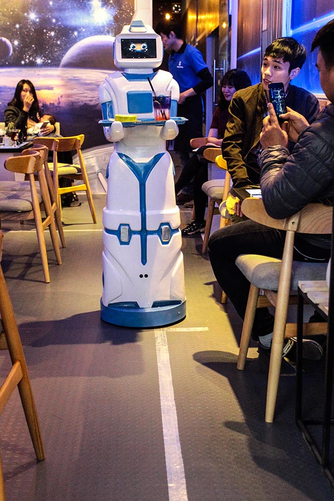 soc-voi-robot-boi-ban-dau-tien-cua-viet-nam-xuat-hien-o-ha-noi
