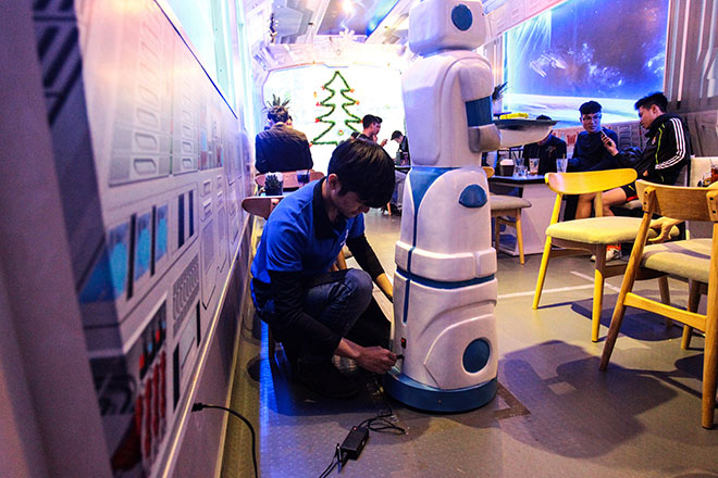 soc-voi-robot-boi-ban-dau-tien-cua-viet-nam-xuat-hien-o-ha-noi