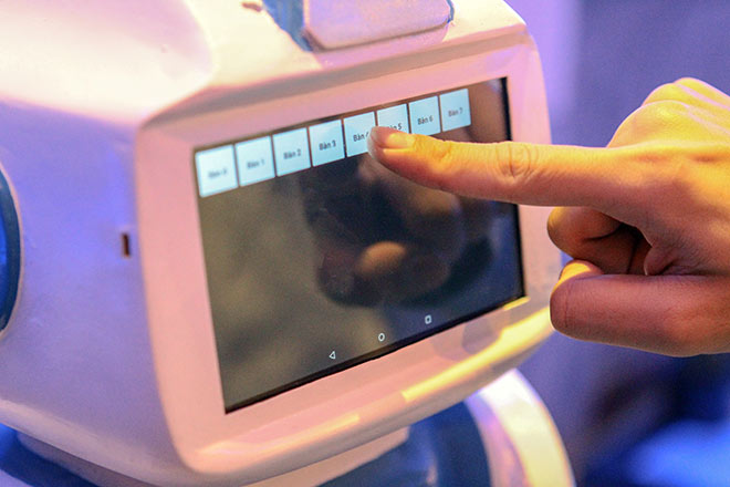 soc-voi-robot-boi-ban-dau-tien-cua-viet-nam-xuat-hien-o-ha-noi
