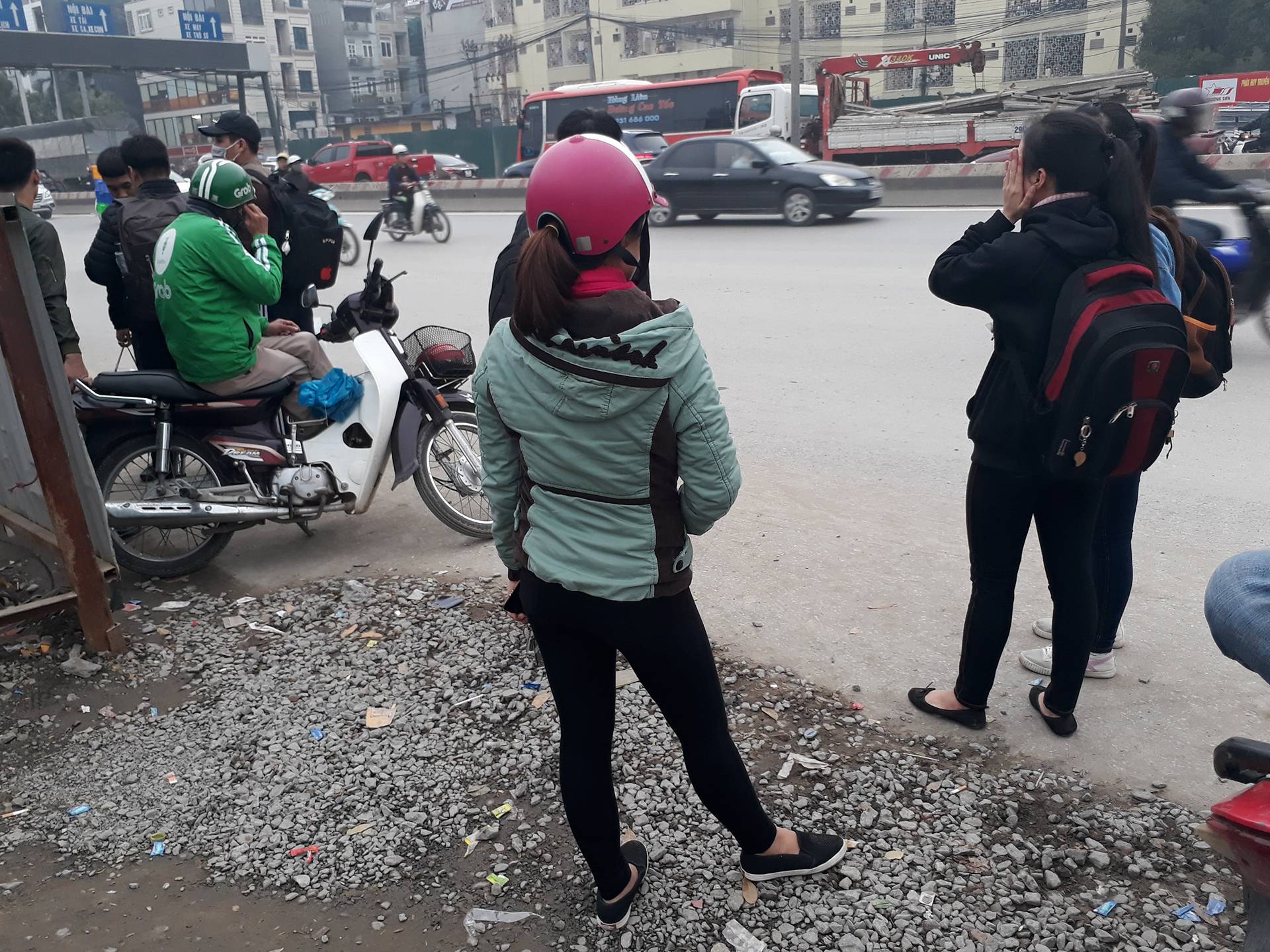 ha-noi-xe-khach-ngang-nhien-dung-do-don-khach-doc-duong