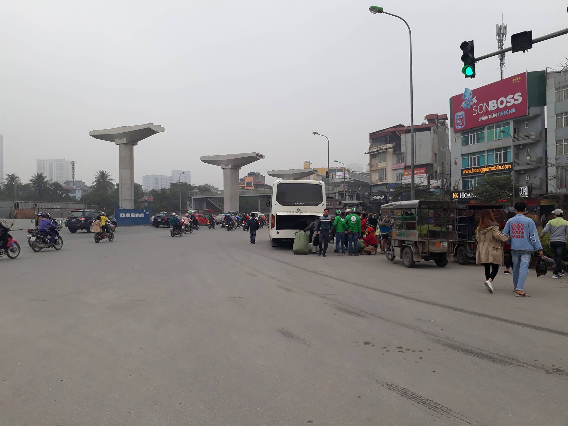 ha-noi-xe-khach-ngang-nhien-dung-do-don-khach-doc-duong
