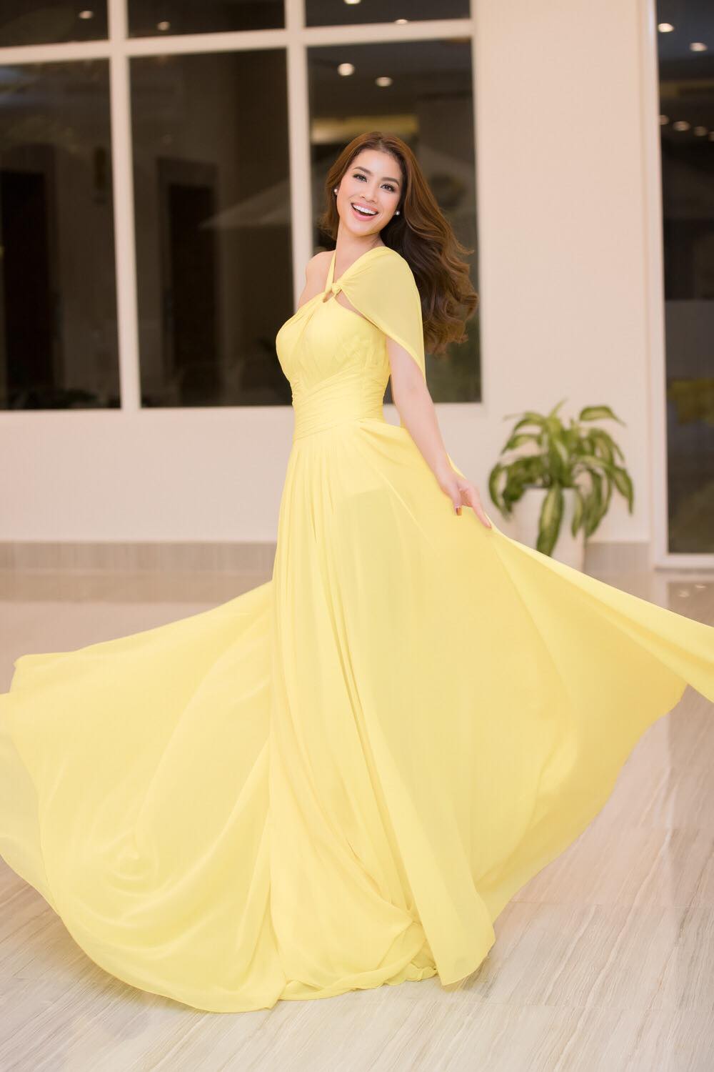 hoa-hau-quoc-dan-pham-huong-dep-long-lay-khong-doi-thu-truoc-gio-g