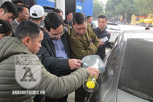 vu-binh-xang-oto-70l-nich-duoc-819l-petrolimex-duoc-giai-oan