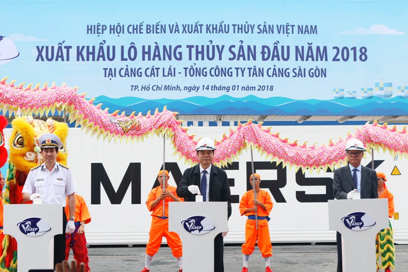 lo-hang-thuy-san-dau-tien-cua-nam-2018-vua-duoc-xuat-khau-tai-cang-cat-lai