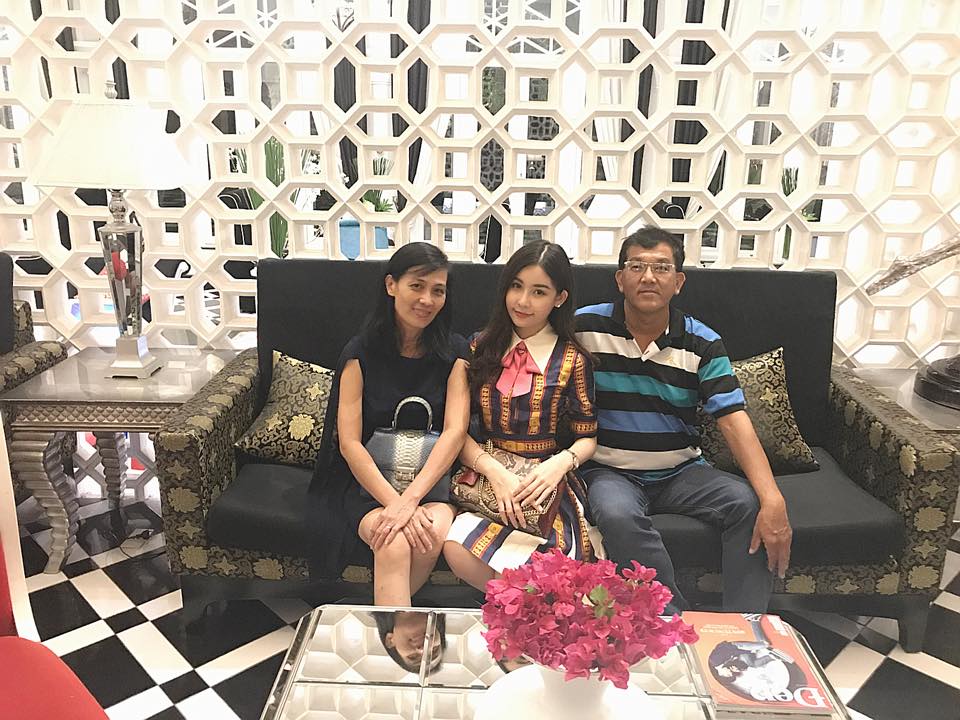 giua-tam-bao-tuoc-vuong-mien-ngan-anh-don-sinh-nhat-gian-di-ben-gia-dinh