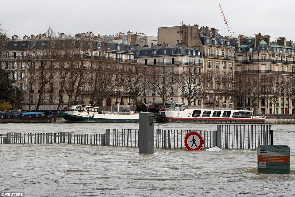 nhieu-tang-tret-o-paris-bien-mat-bi-an-sau-mua-lon