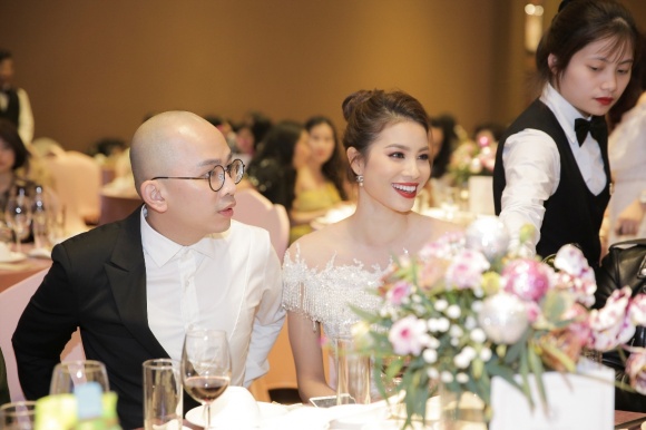 tu-lo-lem-pham-huong-hoa-nu-than-sac-dep-tai-su-kien-thoi-trang