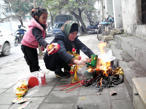 tet-ong-cong-ong-tao-tu-dau-co-chiec-kieng-bep-3-chan
