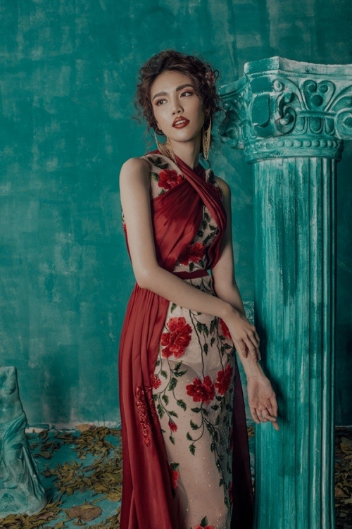 lan-khue-hoa-nu-than-co-tich-khien-fan-nhao-nhac