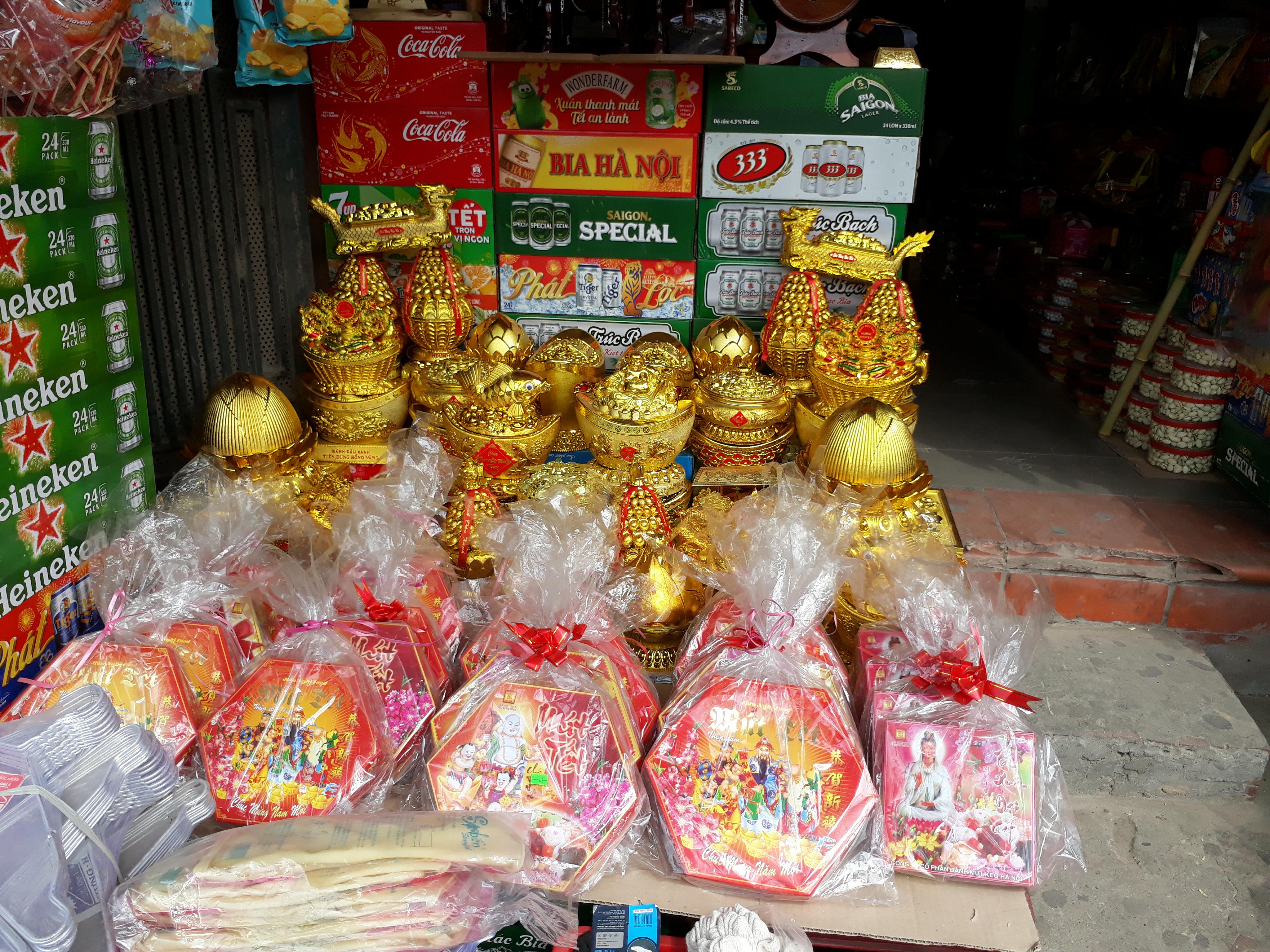 thi-truong-tet-2018-hop-banh-ma-vang-hut-khach-dip-tet-mau-tuat