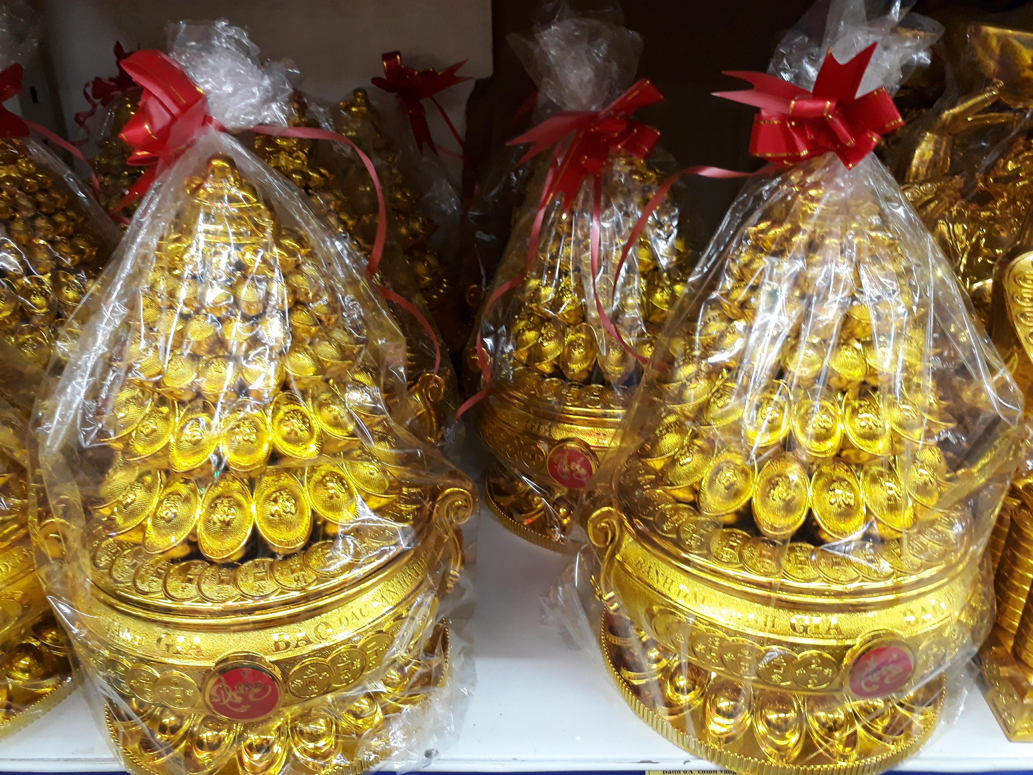 thi-truong-tet-2018-hop-banh-ma-vang-hut-khach-dip-tet-mau-tuat
