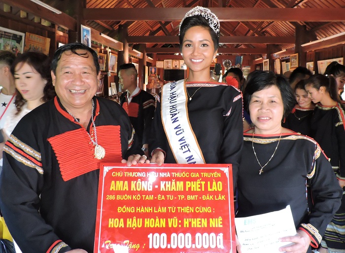 tet-nay-hoa-hau-hhen-nie-se-don-giao-thua-o-dau