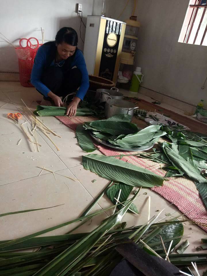 1001-kieu-khoe-banh-chung-cua-cu-dan-mang-va-cai-ket-bat-ngo
