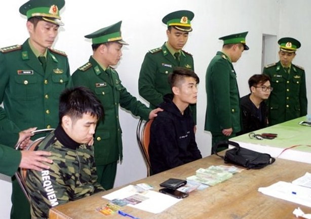 dung-the-atm-gia-mao-chiem-doat-tien-3-nguoi-trung-quoc-bi-bat