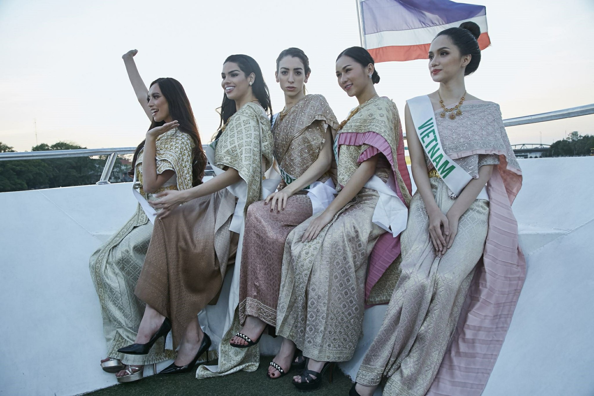 vuot-mat-chu-nha-thai-lan-huong-giang-dan-dau-binh-chon-trang-phuc-dan-toc