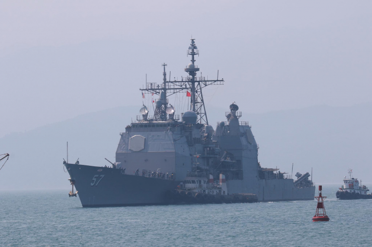 tau-san-bay-khung-va-doi-quan-hung-hau-6000-thuy-thu-my-da-co-mat-tai-da-nang