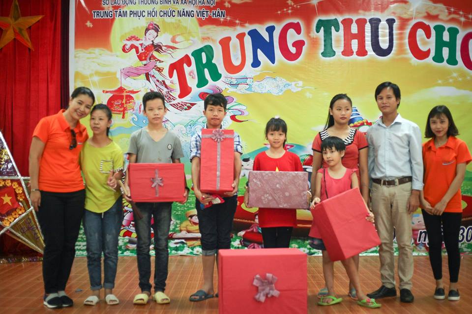  Những phần qu&agrave; &yacute; nghĩa đ&atilde; được chuyển đến tay c&aacute;c em nhỏ. Ảnh: &Aacute;nh Ng&acirc;n