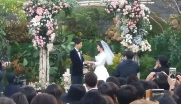 Song Joong Ki bật kh&oacute;c khi thề nguyện chung sống b&ecirc;n Song Hye Kyo suốt đời