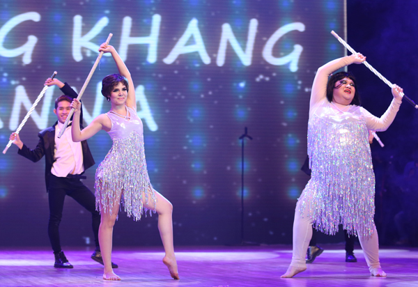Vương Khang rất lạ lẫm khi h&oacute;a trang như một c&ocirc; g&aacute;i, nhảy động t&aacute;c của nữ ở Bước nhảy ho&agrave;n vũ 2015