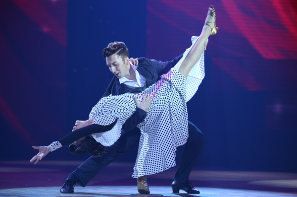 Chi Pu c&ugrave;ng bạn nhảy say sưa trọng điệu Rumba v&agrave; Chachacha ở Bước nhảy ho&agrave;n vũ liveshow 6