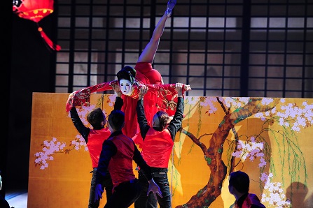 Cũng với M&uacute;a đương đại v&agrave; Slow Foxtrot, Diệp L&acirc;m Anh đ&atilde; h&oacute;a th&acirc;n rất tốt v&agrave;o vai một Geisha Nhật Bản.
