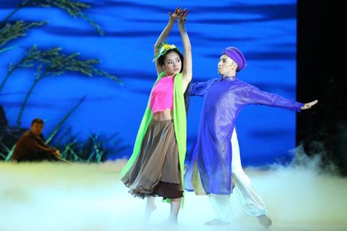 Với phần thể hiện xuất sắc, Chi Pu nhận được sự khen ngợi từ ban giam khảo Bước nhảy ho&agrave;n vũ 2015