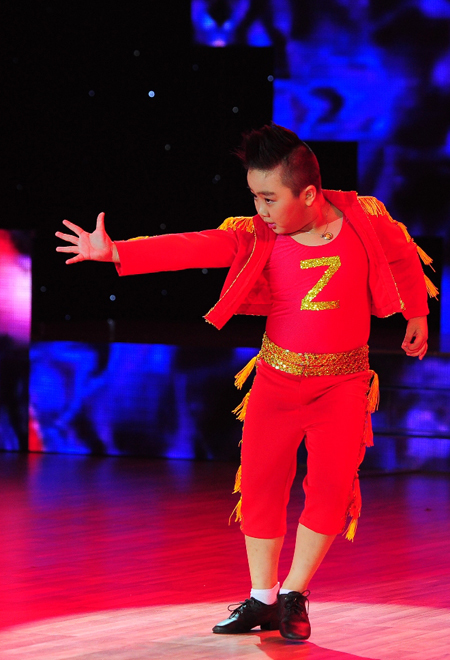 Cậu b&eacute; Nguyễn Gia Đạt v&agrave; m&agrave;n nhảy Dancesport với phong c&aacute;ch đầy hứng khởi.