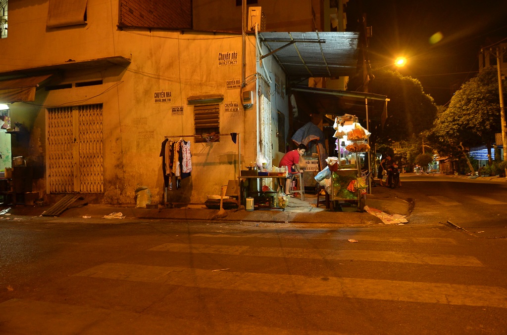 Địa điểm nơi nam thanh ni&ecirc;n ngồi ăn b&aacute;nh tr&aacute;ng nướng với bạn g&aacute;i v&agrave; bị người lạ đ&acirc;m gục