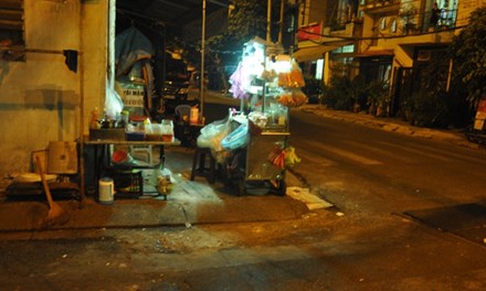 Hiện c&ocirc;ng an đang khẩn trương truy t&igrave;m hung thủ đ&acirc;m gục nam thanh ni&ecirc;n ở qu&aacute;n b&aacute;nh tr&aacute;ng
