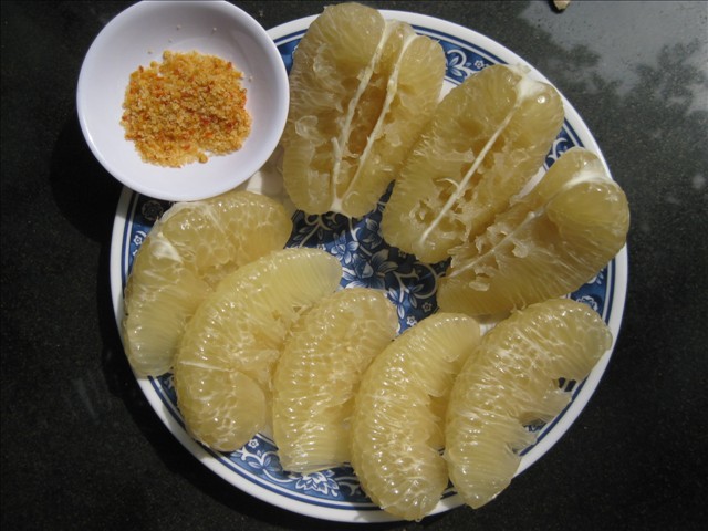 Những người kh&ocirc;ng n&ecirc;n ăn bưởi gồm người nghiện rượu, bia